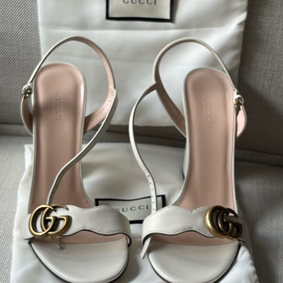 A thick heel balances these Gucci leather
sandals with a retro touch. - Picture 4 of 10